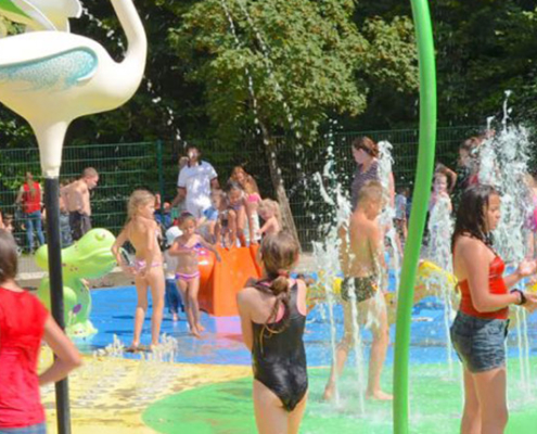 Enfants jouant avec des jeux d'eau sur le site en plein air Watissart