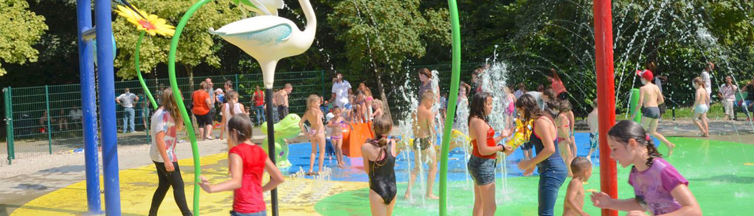 Enfants jouant avec des jeux d'eau sur le site en plein air Watissart