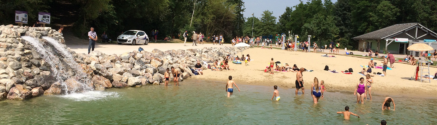 Adultes et enfants sur l'espace baignade du site plein air Watissart