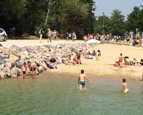 Adultes et enfants sur l'espace baignade du site plein air Watissart