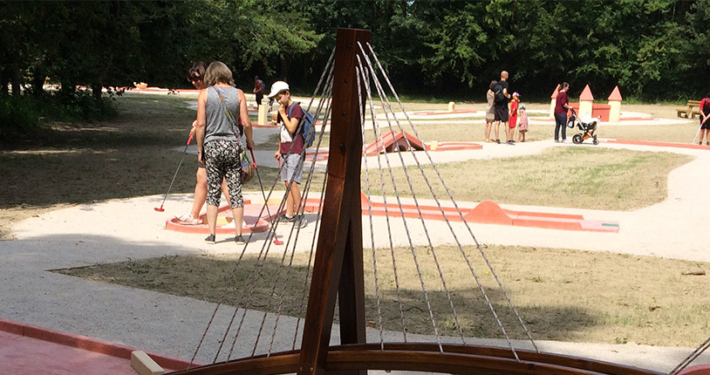 Adultes et enfants jouant sur le mini-golf à 18 trous du site plein air Watissart