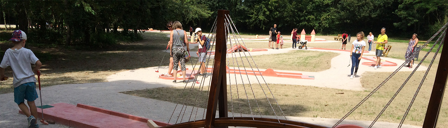 Adultes et enfants jouant sur le mini-golf à 18 trous du site plein air Watissart