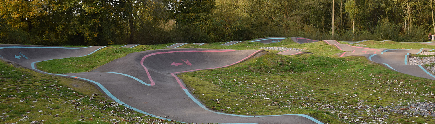 Parcours de VTT avec boss et virages (pump-track) sur le site plein air du Watissart