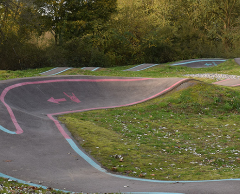 Parcours de VTT avec boss et virages (pump-track) sur le site plein air du Watissart