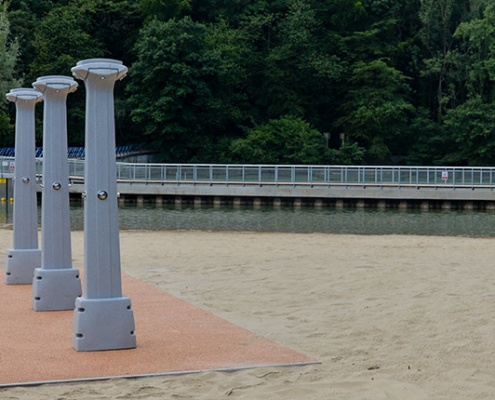 Plages de sable et d'herbe équipées de douches sur le site le Watissart