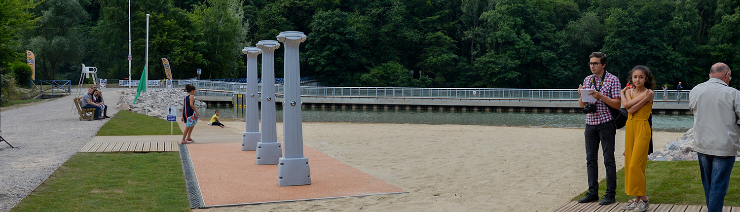 Plages de sable et d'herbe équipées de douches sur le site le Watissart