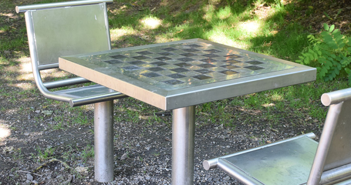 Une table d'échecs pour utilisation extérieure sur le site en plein air Watissart