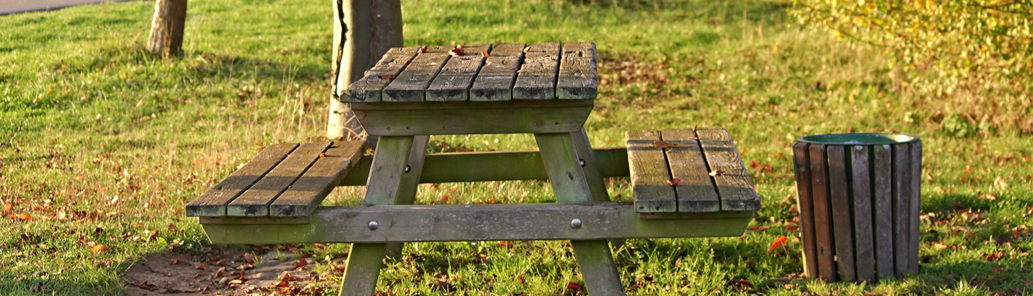 Table de pique-nique sur le site en plein air le Watissart