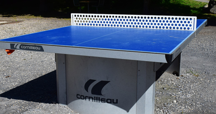 Table de tennis de table bleue sur le site en plein air Watissart