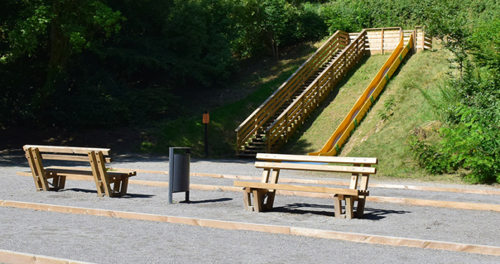 Deux terrains de pétanque, des bancs et un toboggan pour les enfants sur site en plein air Watissart